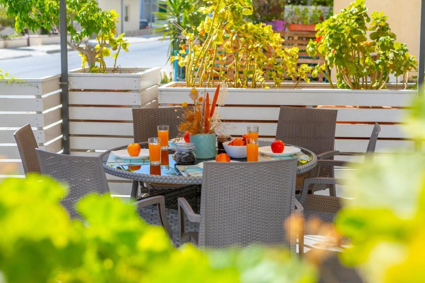 Atlantis Apartments 50M From Makenzy Seafront Lárnaca Exterior foto